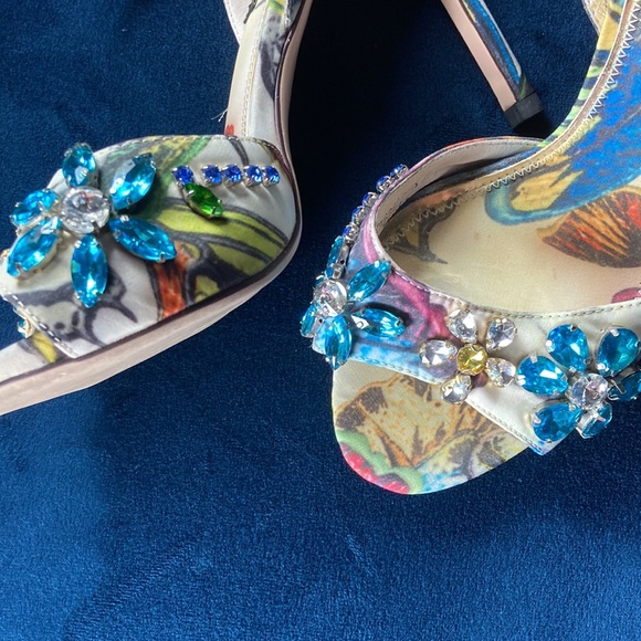 Classical (brand) Slingback Heels SUPER CUTE! - Picture 2 of 11